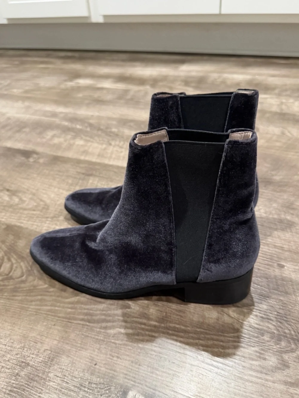 Raye Revolve Women's Blue Black Pointed Ankle Velvet Chelsea Boot 5.5 - Picture 4 of 7